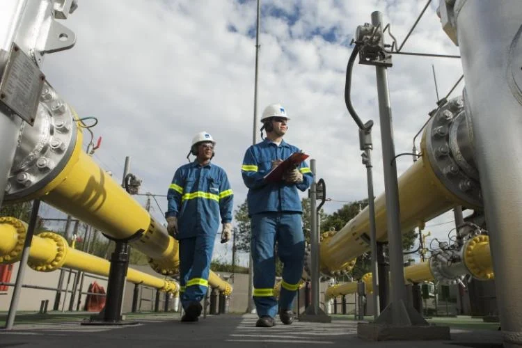 Trabalhadores em planta de gasodutos da Comgás
